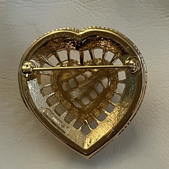 Vintage Nina Ricci golden textured hear brooch, signed w/jewelry pouch 💛 - Picture 4 of 5